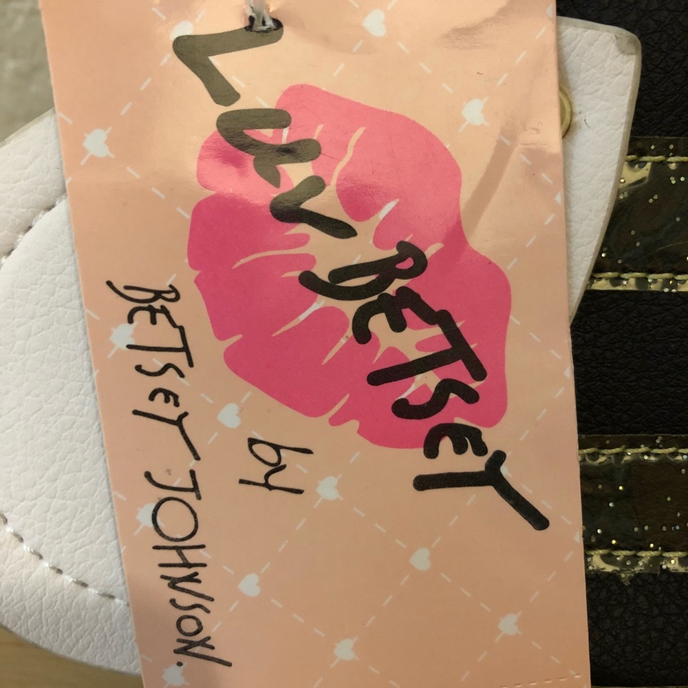 🍒HOST PICK🍒 NWT BETSEY JOHNSON bee 🐝 wristlet - Picture 4 of 4